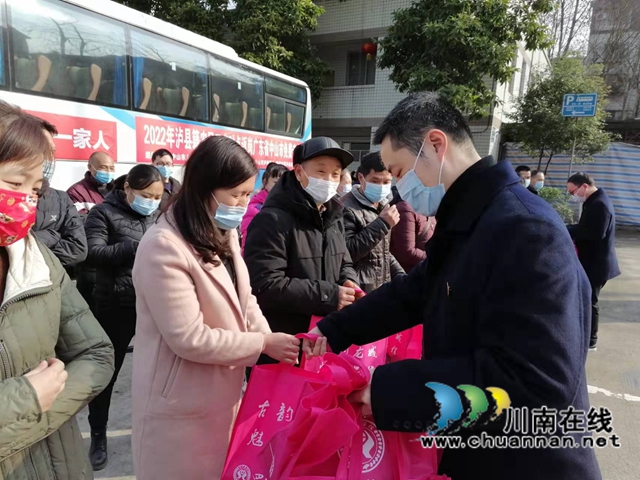 巴适！43名泸县籍农民工免费返岗广东中山(图4)