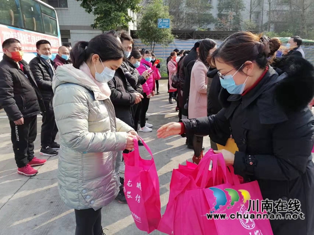 巴适！43名泸县籍农民工免费返岗广东中山(图8)