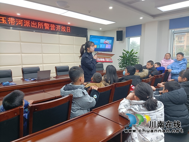 龙马潭区红星街道长桥社区新时代文明实践站开展感受警营文化接收法治教育实践活动(图3)