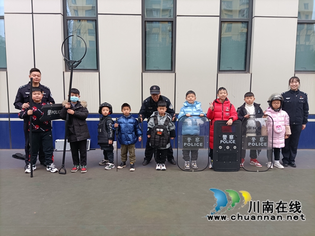 龙马潭区红星街道长桥社区新时代文明实践站开展感受警营文化接收法治教育实践活动
