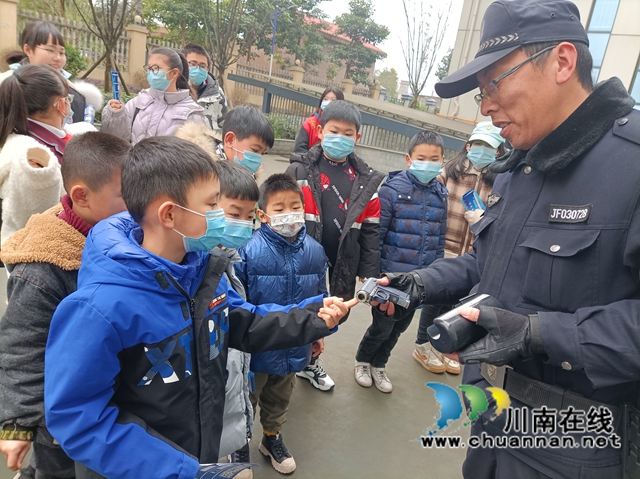 龙马潭区红星街道长桥社区新时代文明实践站开展感受警营文化接收法治教育实践活动(图2)