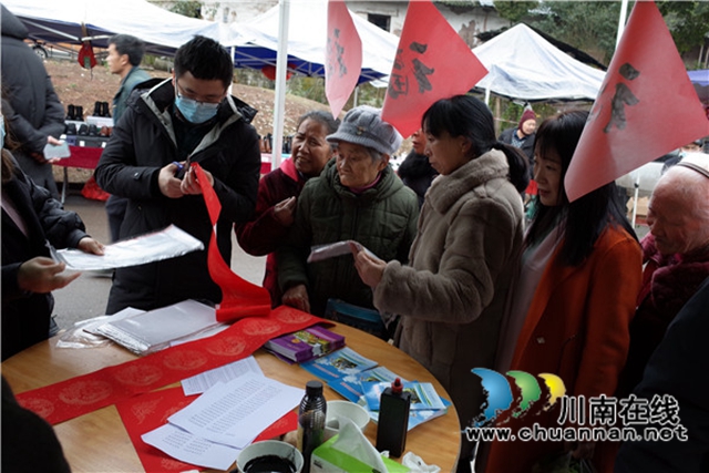 合江县石龙镇：平安宣传，法治春联进万家
