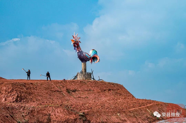 人勤春早 荣县红土地再现“大地画板”(图1)