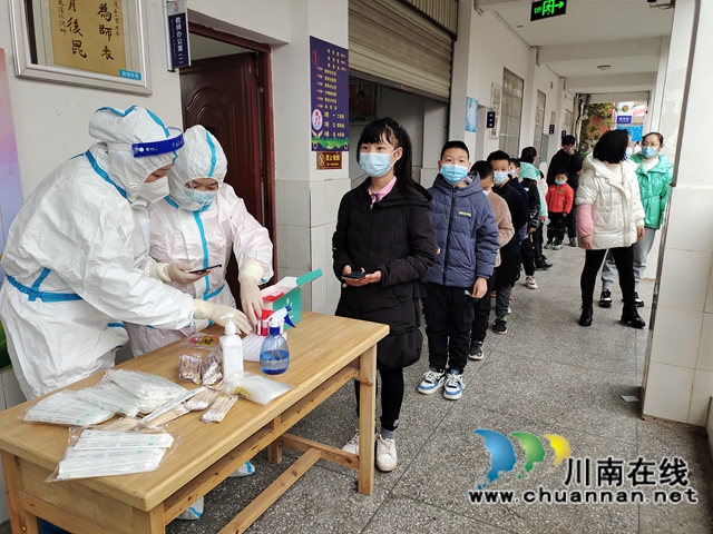 泸县海潮镇全力开展春节后返岗返工返校人员核酸检测工作