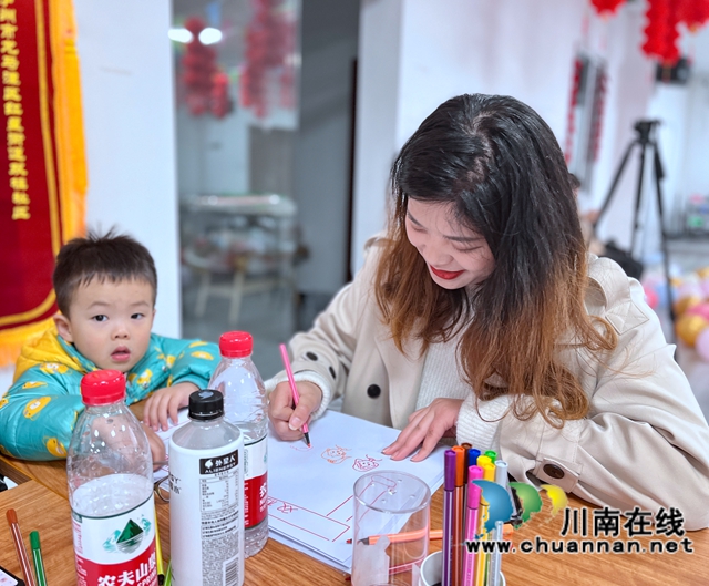 龙马潭区红星街道双桂社区开展“小手牵大手  双减并肩走”亲子活动