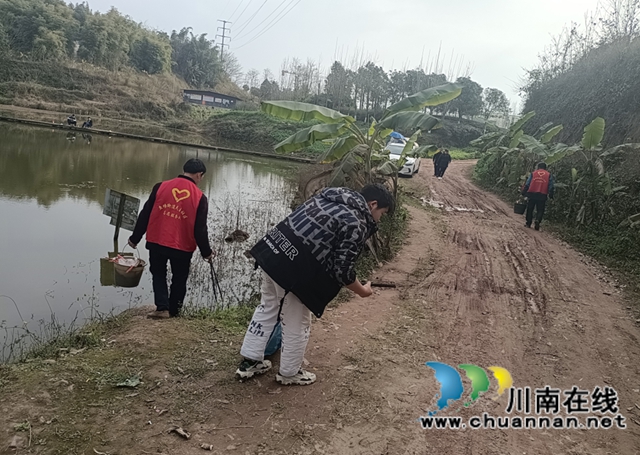 龙马潭区鱼塘街道民主社区开展“爱在春天、清洁家园”志愿服务活动(图2) 龙马潭区鱼塘街道民主社区开展“爱在春天、清洁家园”志愿服务活动(图2)