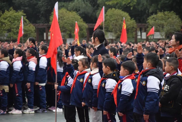 虎虎生威,一起向未来!泸州十八中学校举行2022年春期开学典礼(图4) 虎虎生威,一起向未来!泸州十八中学校举行2022年春期开学典礼(图4)