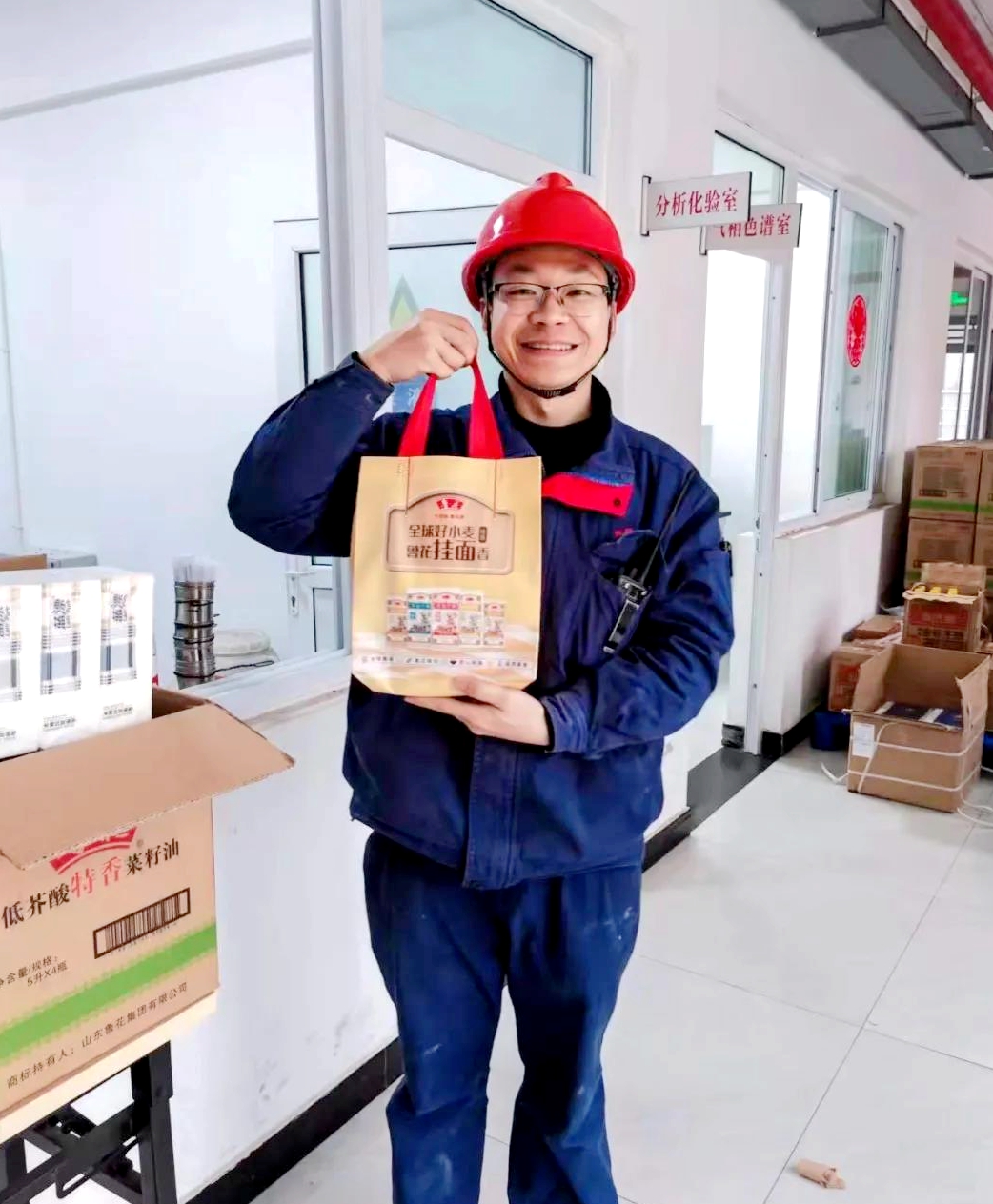 四川众邦新材料股份有限公司职工收到福利.jpg