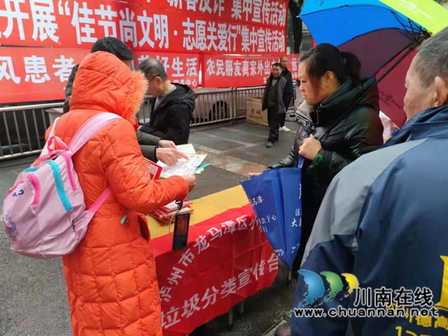 龙马潭区：到人扎堆儿的地方宣传生活垃圾分类