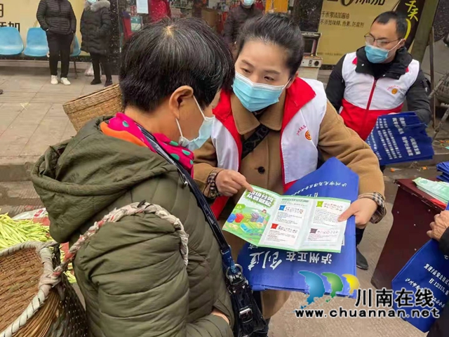 龙马潭区：到人扎堆儿的地方宣传生活垃圾分类(图2)