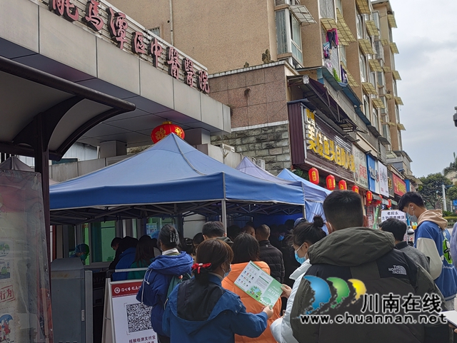 龙马潭区：到人扎堆儿的地方宣传生活垃圾分类(图3)