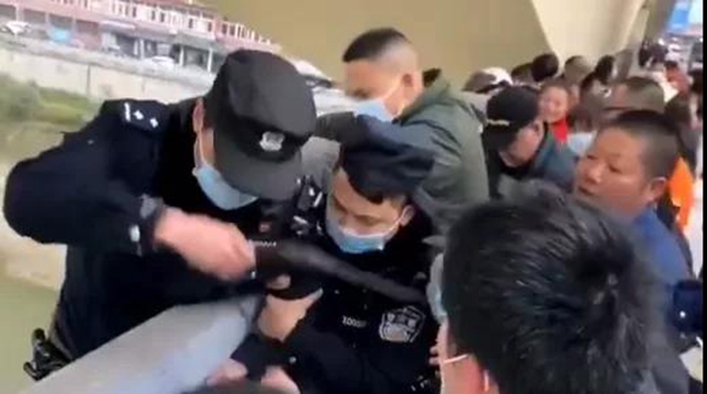 泸州：沱一桥惊险一刻，警民携手上演生死救援！(图3)