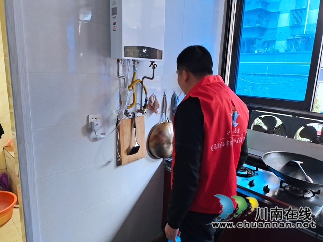 龙马潭区小市街道下大街社区：人大代表助力燃气安全排查，“敲门”拧紧燃气“安全阀”