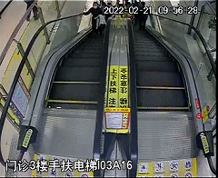 【惊险】小孩乘电梯摔倒，护士转身救人！(图3)