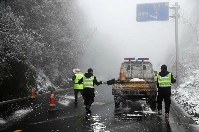 以雪为令丨叙永“护路人”24小时坚守，铲冰除雪保通畅！(图1)