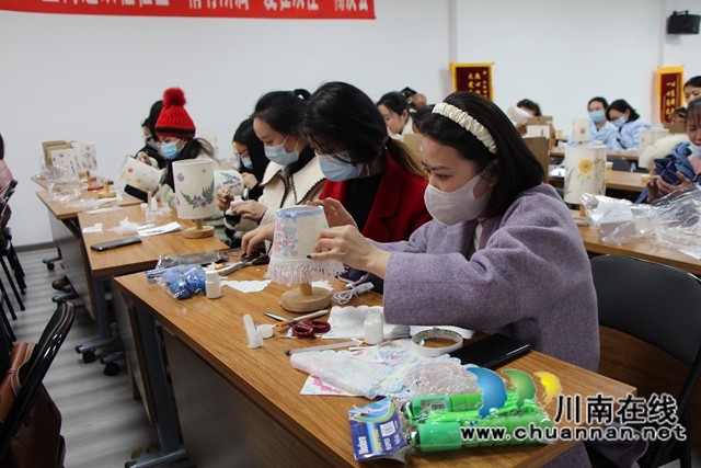 龙马潭区红星街道：巧手压花制台灯，温情盈满二月天(图5)