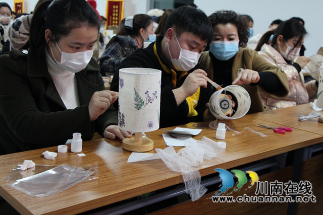 龙马潭区红星街道：巧手压花制台灯，温情盈满二月天(图4)