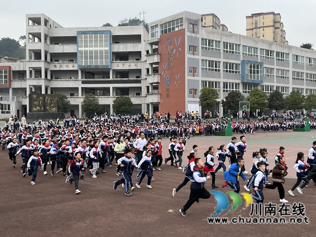 校长伴跑新学期，师生共进活力满！叙永镇中心校校长领晨跑向未来