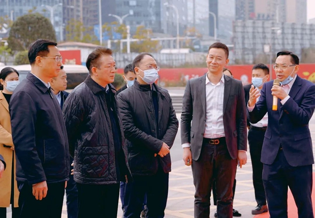 做强金融集聚效应 助力“一体”提质发展 | 泸州市委书记杨林兴调研泸州金融商业中心(图1)