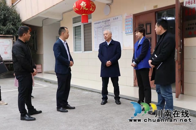 黄月桂调研指导龙马潭区鱼塘街道工作(图2)