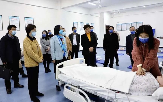 徐利检查指导泸州医疗器械职业学院开学工作(图2) 徐利检查指导泸州医疗器械职业学院开学工作(图2)