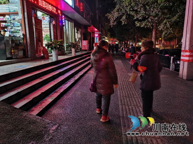 龙马潭区小市街道杜家街社区： 致敬！社区夜巡者(图3)