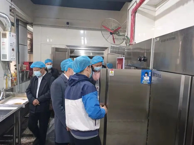 泸州人大代表、政协委员参与监督 共同守护校园食品安全(图3) 泸州人大代表、政协委员参与监督 共同守护校园食品安全(图3)