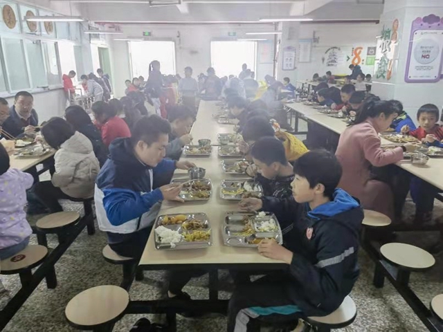 泸州人大代表、政协委员参与监督 共同守护校园食品安全(图4) 泸州人大代表、政协委员参与监督 共同守护校园食品安全(图4)