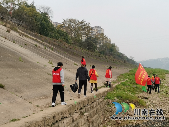 龙马潭区红星街道大驿坝社区开展“助力河长制 保护母亲河”学雷锋志愿服务活动