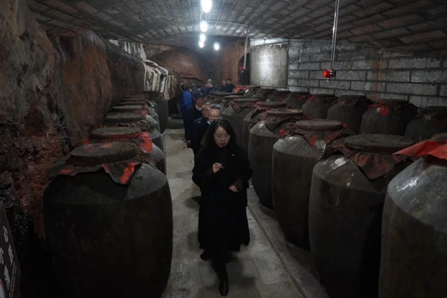 泸州市酒业发展局、酒类行业协会领导专家调研中国沈酒庄(图3)
