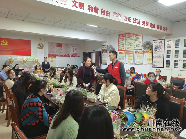 龙马潭区红星街道大驿坝社区开展“三八”国际妇女节主题插花活动