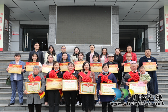 江阳区华阳街道：立功受奖送喜报，双拥共建暖人心
