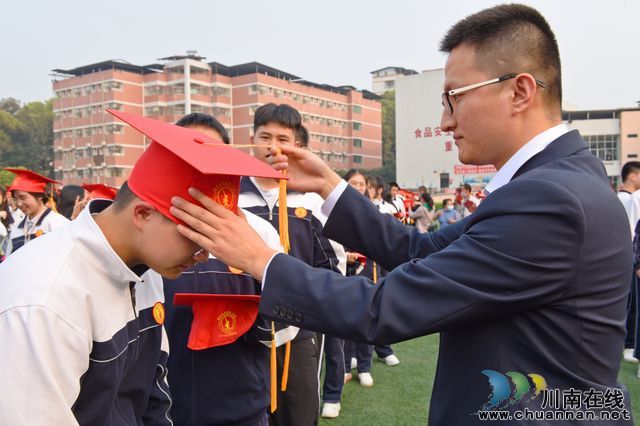 泸县一中举行高2019级成人仪式暨高考誓师大会(图2)