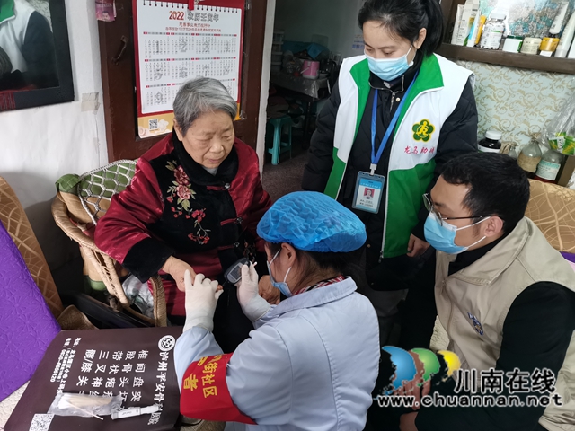 龙马潭区小市街道合道街社区开展“与爱同行”便民利民学雷锋志愿服务活动