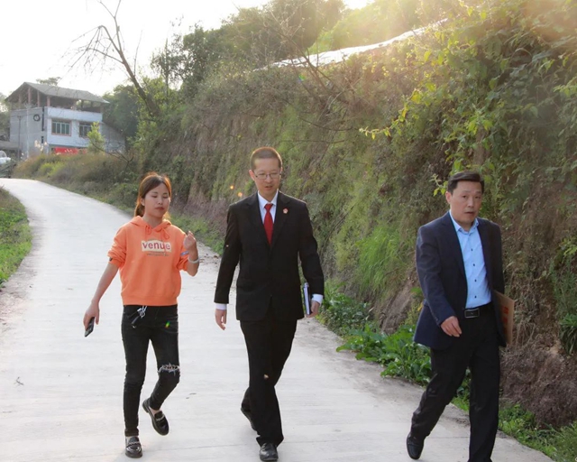 泸州：为抢毛竹嬢嬢出手伤人，法官化积怨邻里握手言和(图5)
