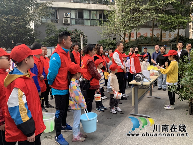 江阳区华阳街道:为小区添一抹绿,守护美好家园(图2) 江阳区华阳街道:为小区添一抹绿,守护美好家园(图2)