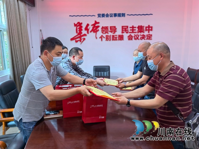 龙马潭区鱼塘街道：为逆行“凡星”颁发荣誉证书
