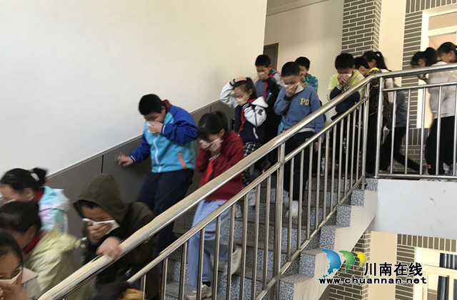 纳溪区天仙镇中心小学开展灭火逃生演练