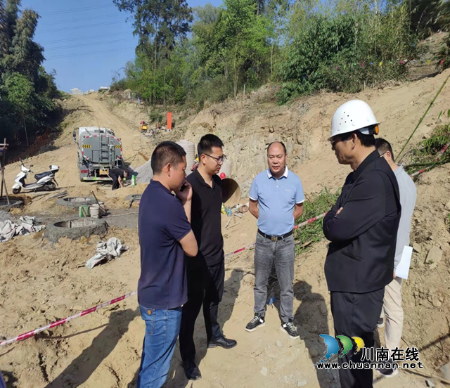 江阳区现场协调渝昆高铁建设施工与油气长输管道交叉问题