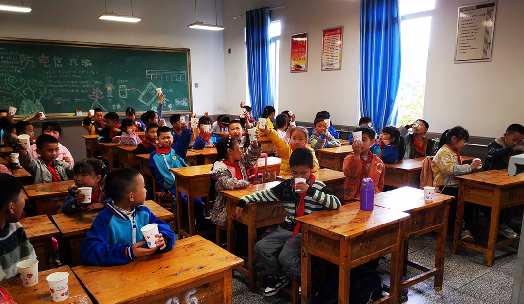 纳溪区天仙镇中心小学组织师生服用“大锅药”