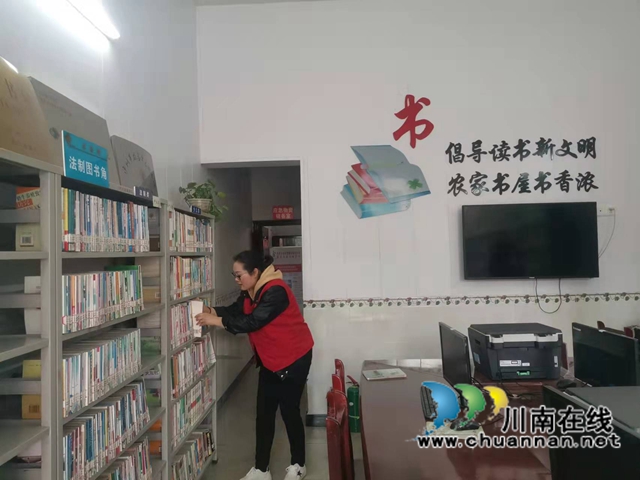 龙马潭区鱼塘街道王庄村开展农家书屋整理志愿服务活动