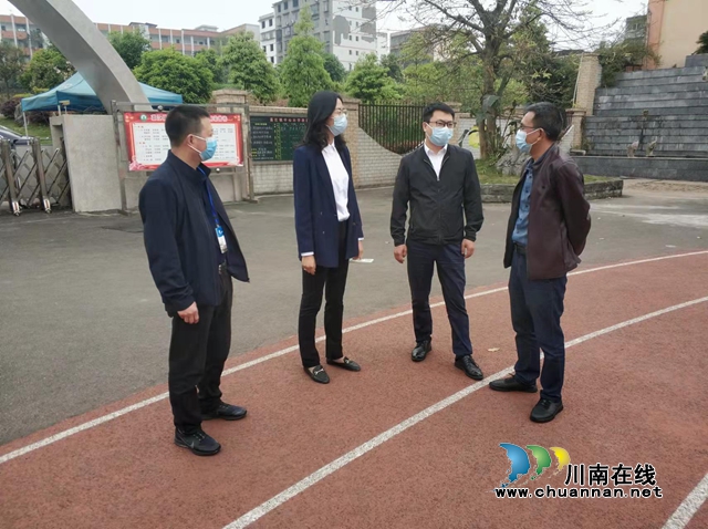 施崇亮到合江县荔江镇学校调研
