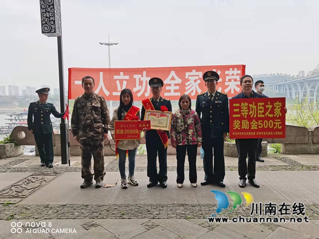 龙马潭区红星街道双桂社区：立功送喜报，尊崇暖人心