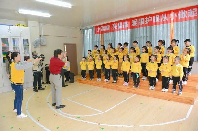 西南医大附院眼科这两位教授带着团队进校园当上了老师