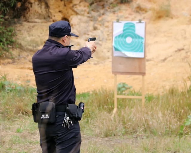 全警实战大练兵 | 泸县公安局开展公务用枪实弹射击训练(图5)