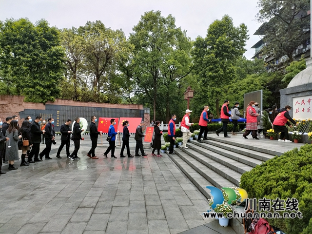 龙马潭区红星街道天立社区开展清明节缅怀先烈文明绿色环保祭扫活动(图2)