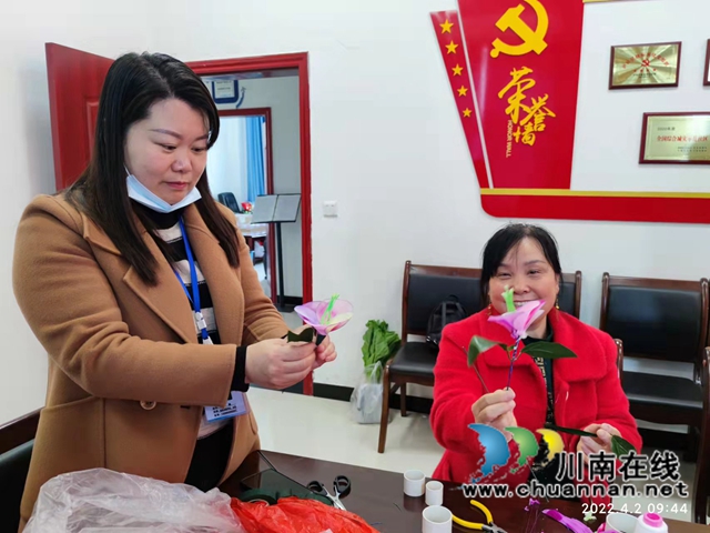 泸县云龙镇：制作丝网花 编织美好新生活
