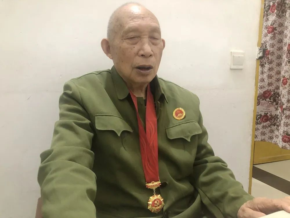 泸州九旬老兵，为他的老排长扫墓71年