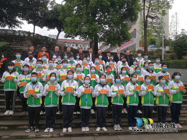 北京合江商会向合江县福宝职业中学捐赠10万元奖学金(图2)