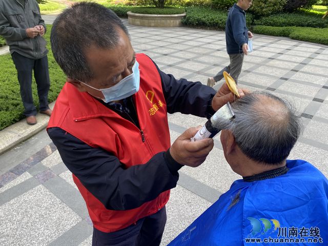 龙马潭区鱼塘街道望山坪社区开展爱心义剪便民服务活动